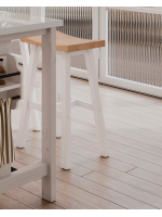 Banqueta em madeira maciça na cor branco branco lavado com assento em yucatan eucalipto / Coleção Cozzy.